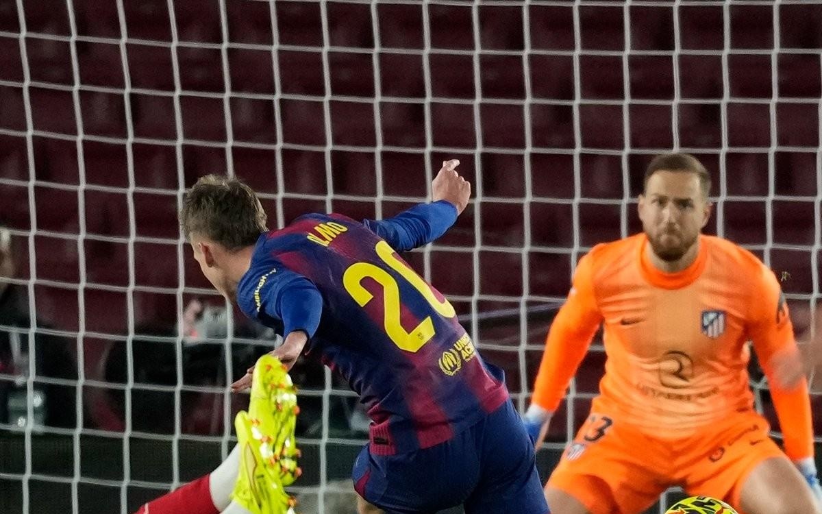 斯帕莱蒂上前拥抱大卫。 来源：尤文跟队记者阿格莱斯蒂